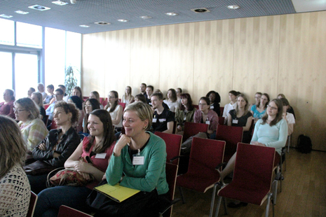 Zuhörerinnen und Referentin Frau Dr. Dagmar Arndt (im Vordergrund)